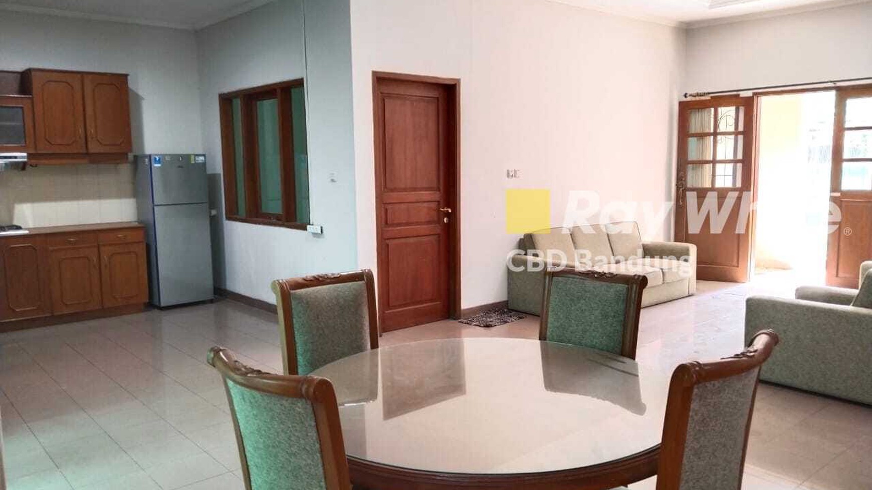 Rumah Terawat 2 Lantai di Setrasari Kulon Furnished 