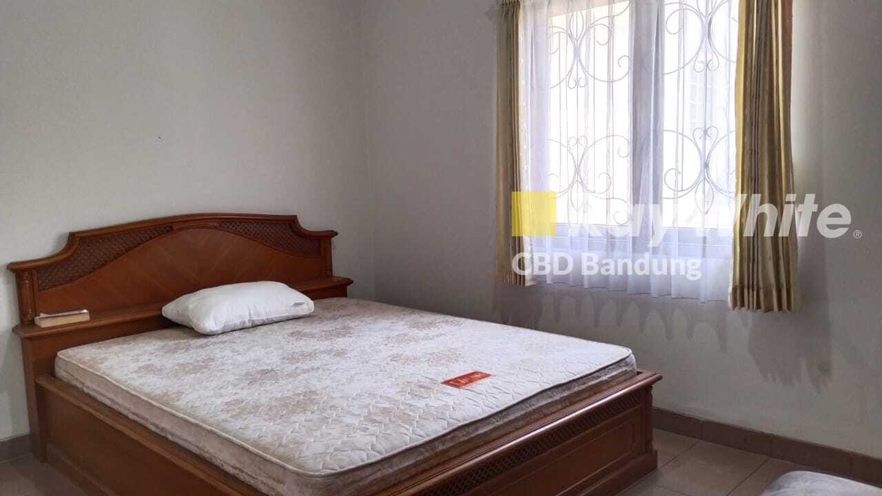 Rumah Terawat 2 Lantai di Setrasari Kulon Furnished 