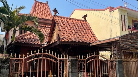 Rumah 2 lantai antik dengan interior kayu jati di Cimanggis Depok