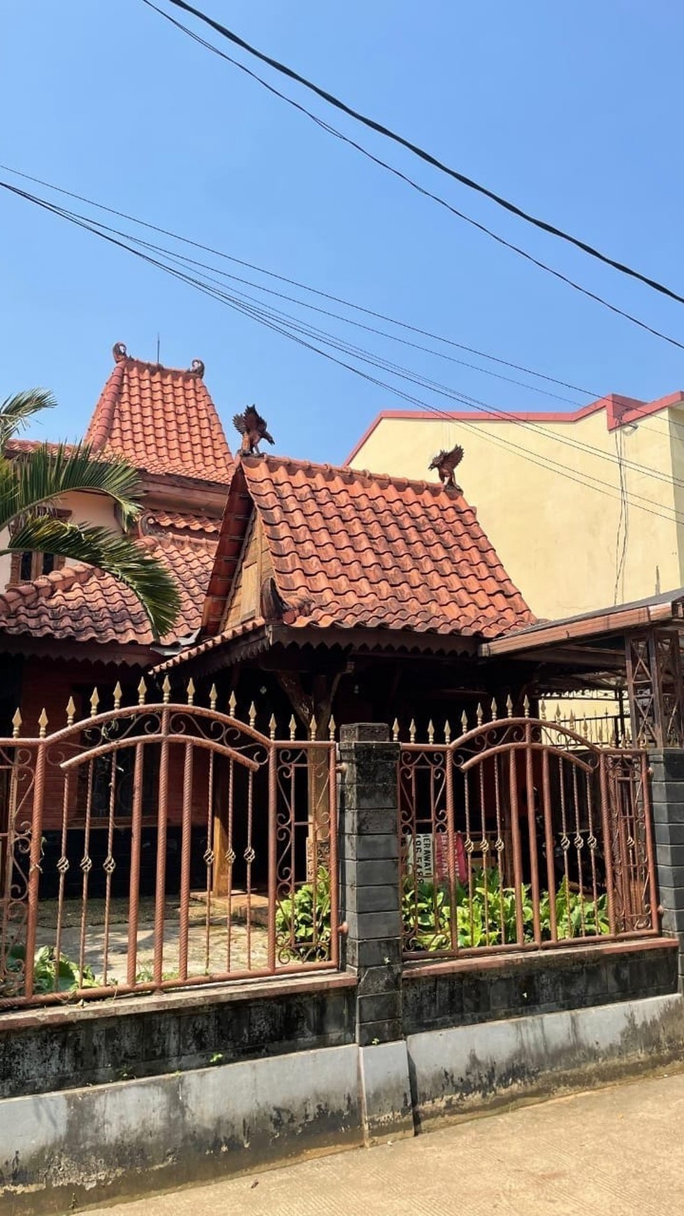 Rumah 2 lantai antik dengan interior kayu jati di Cimanggis Depok