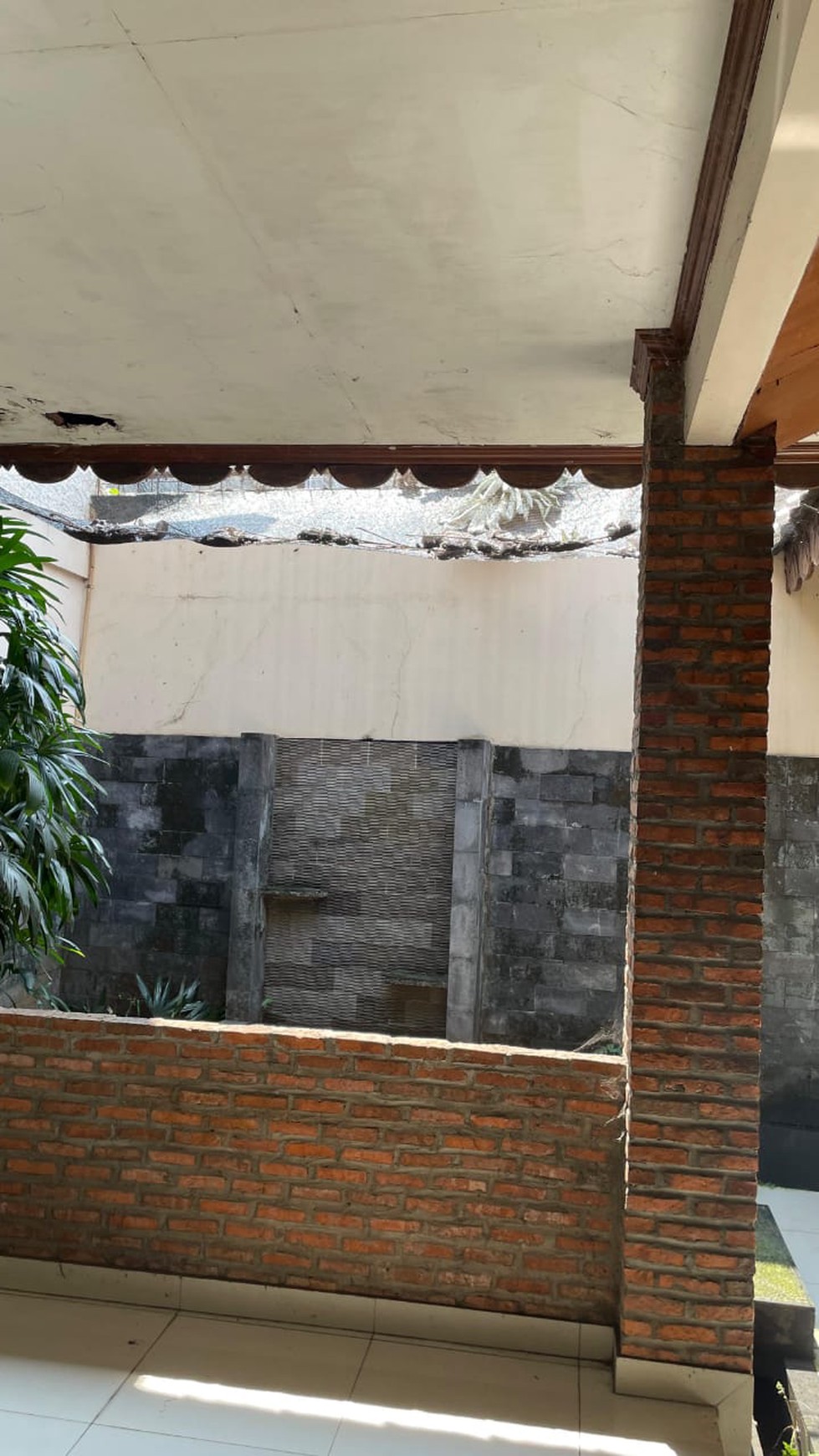 Rumah 2 lantai antik dengan interior kayu jati di Cimanggis Depok