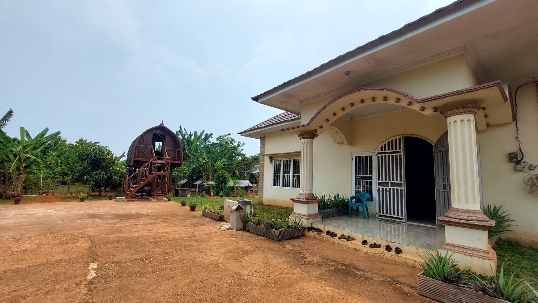 Rumah Asri dengan Kebun & Sawah Produktif - Hunian Nyaman, Investasi Menjanjikan di Srengseng Sukatani