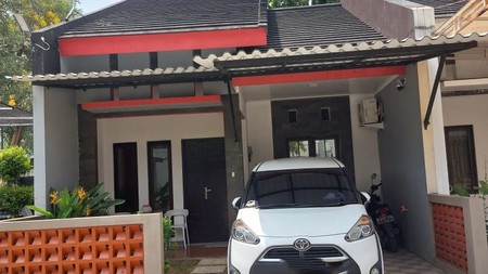 Dijual Rumah Hook depan Taman dan Kondisi Siap Huni @Jombang