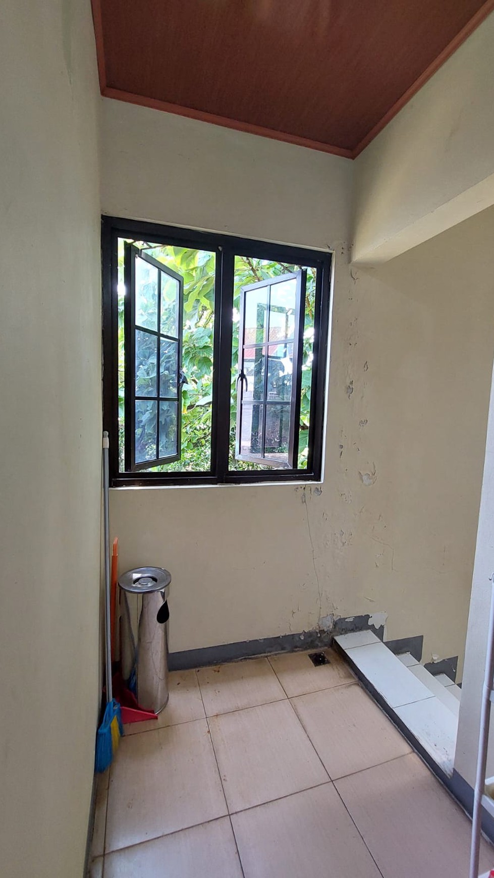 Dijual Rumah Hook depan Taman dan Kondisi Siap Huni @Jombang