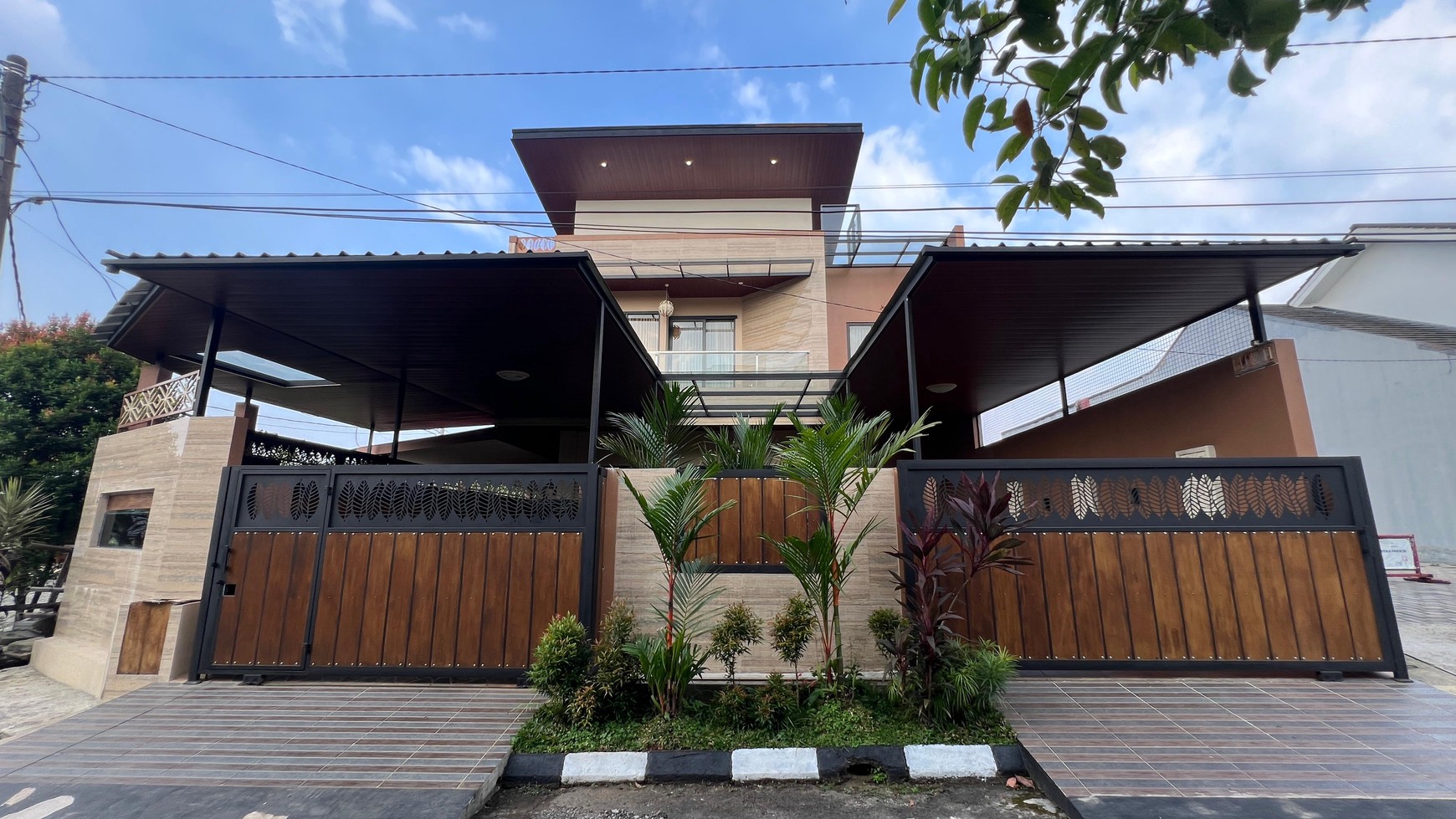 Rumah Super Nyaman dengan Kolam Renang & Rooftop di Bogor - Lokasi Strategis