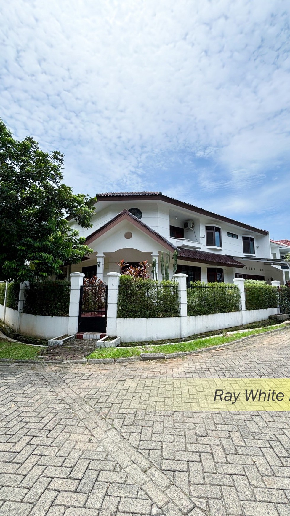 RUMAH ASRI DALAM KOMPLEK POSISI HOEK DI REMPOA, TANGERANG SELATAN #CHWW