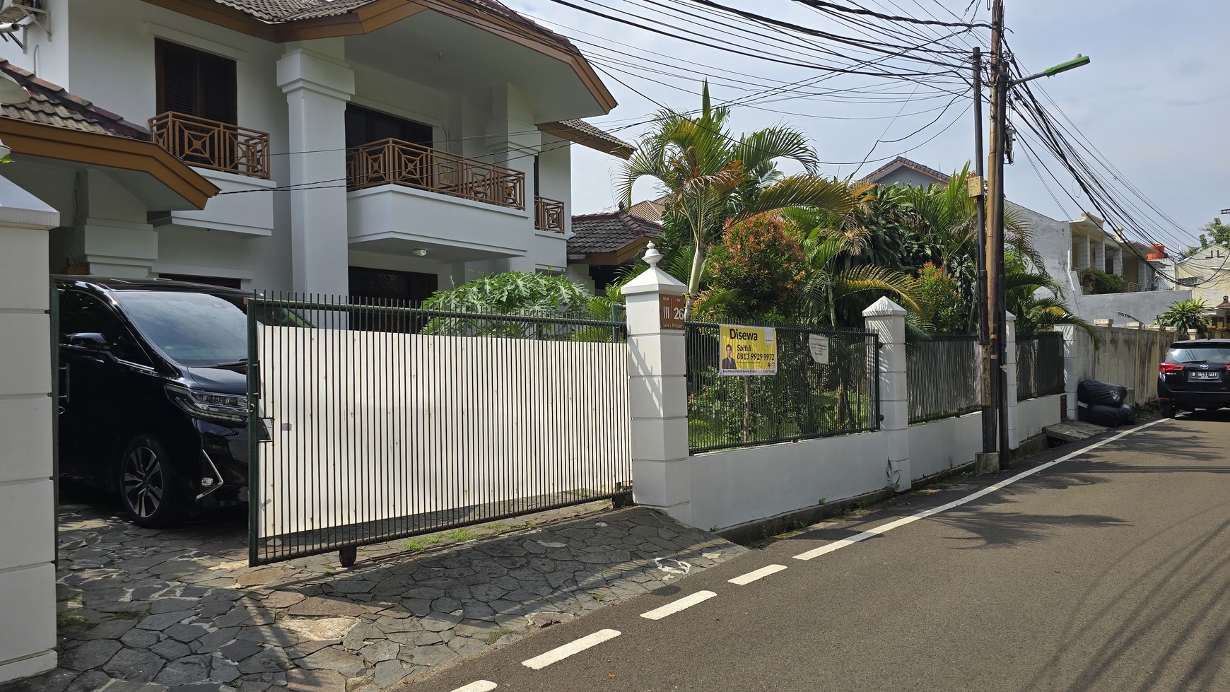 Rumah Bagus Siap Huni dengan Halaman Luas di Jl Ampera, Kemang, Jakarta Selatan