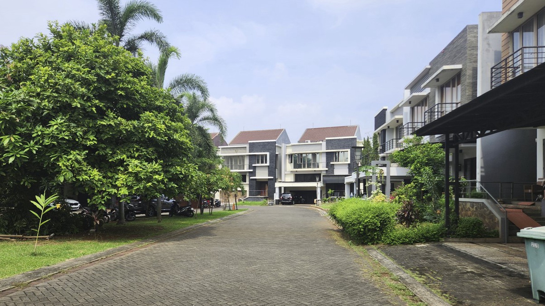 Rumah Cantik  mewah di RAFFLES HILLS  Cibubur Depan Taman  siap huni