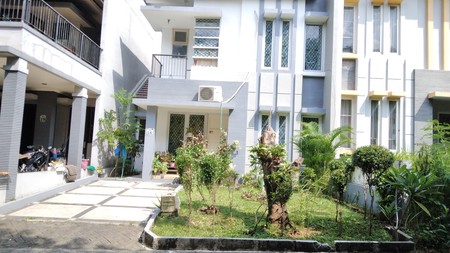 RUmah cantik 2 lantai di legenda wisata cibubur harga nego