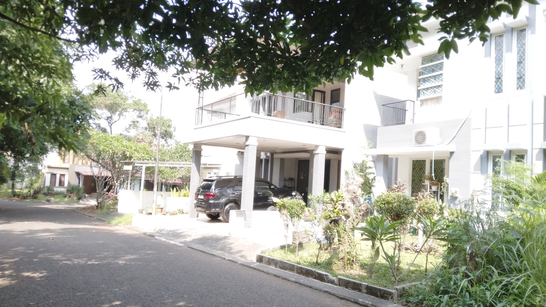 RUmah cantik 2 lantai di legenda wisata cibubur harga nego