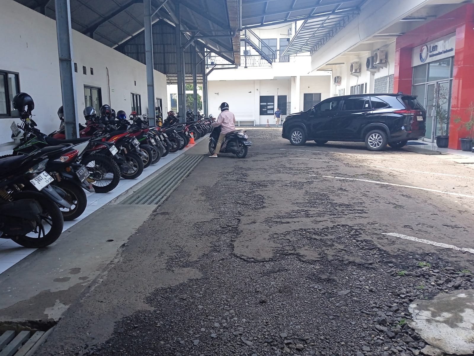 Kantor di Mainroad Soekarno Hatta dekat Batununggal Lokasi Strategis