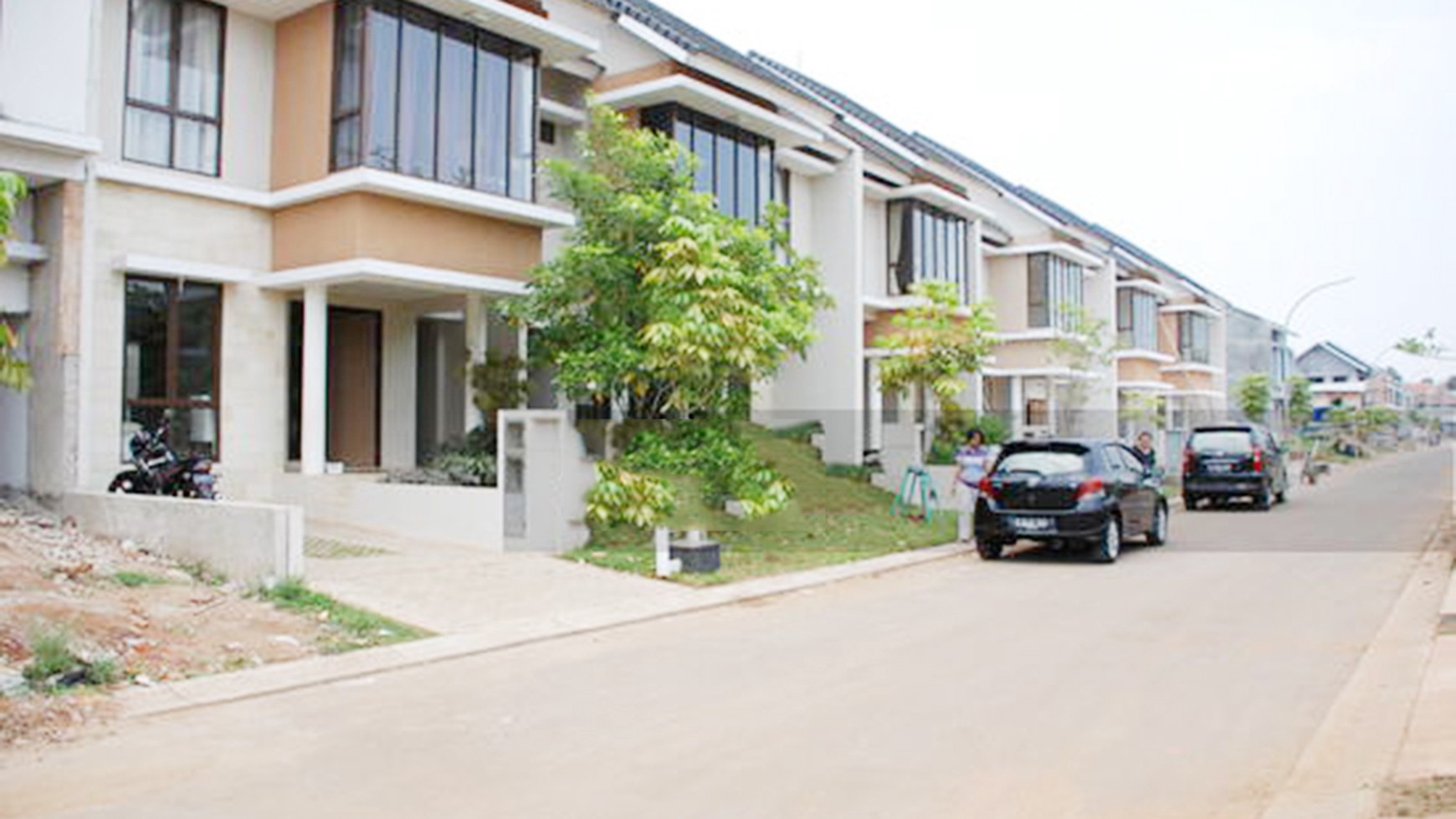 Rumah di Discovery Cielo Bintaro carport besar dengan taman di Bintaro