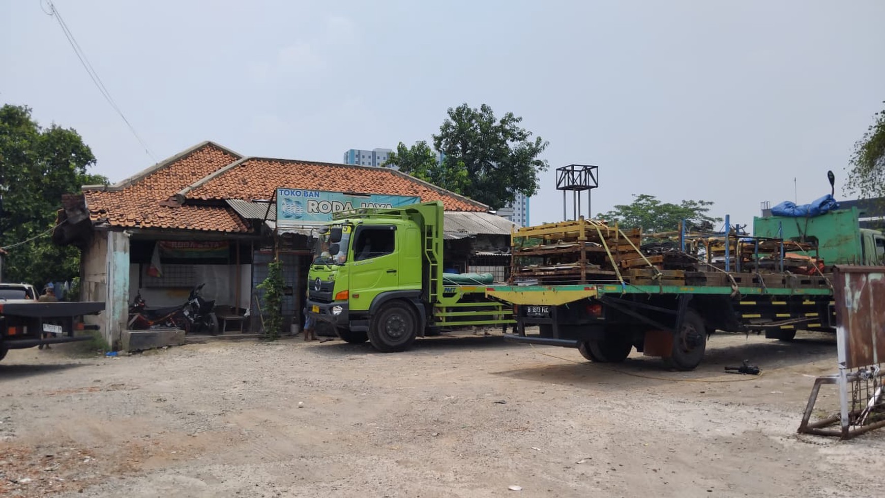 Kavling Tanah cocok buat Poll Kendaraan, Bangun Gudang ,Lokasi jalan Utama di Bekasi