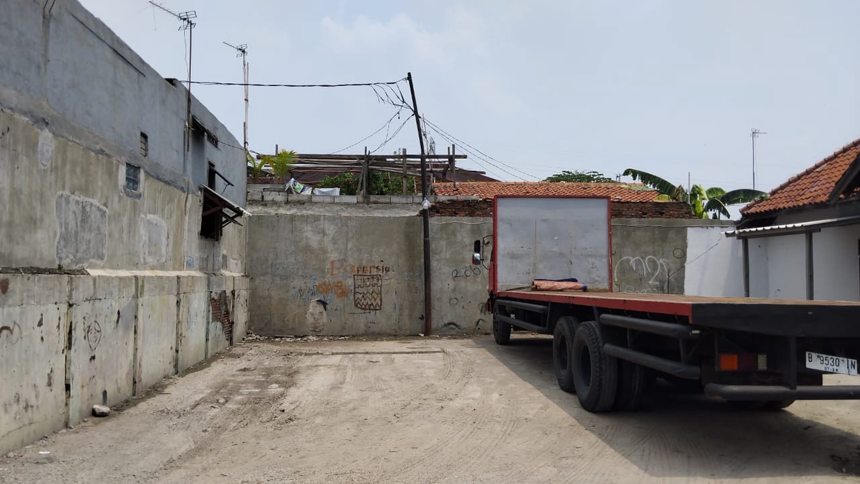 Kavling Tanah cocok buat Poll Kendaraan, Bangun Gudang ,Lokasi jalan Utama di Bekasi