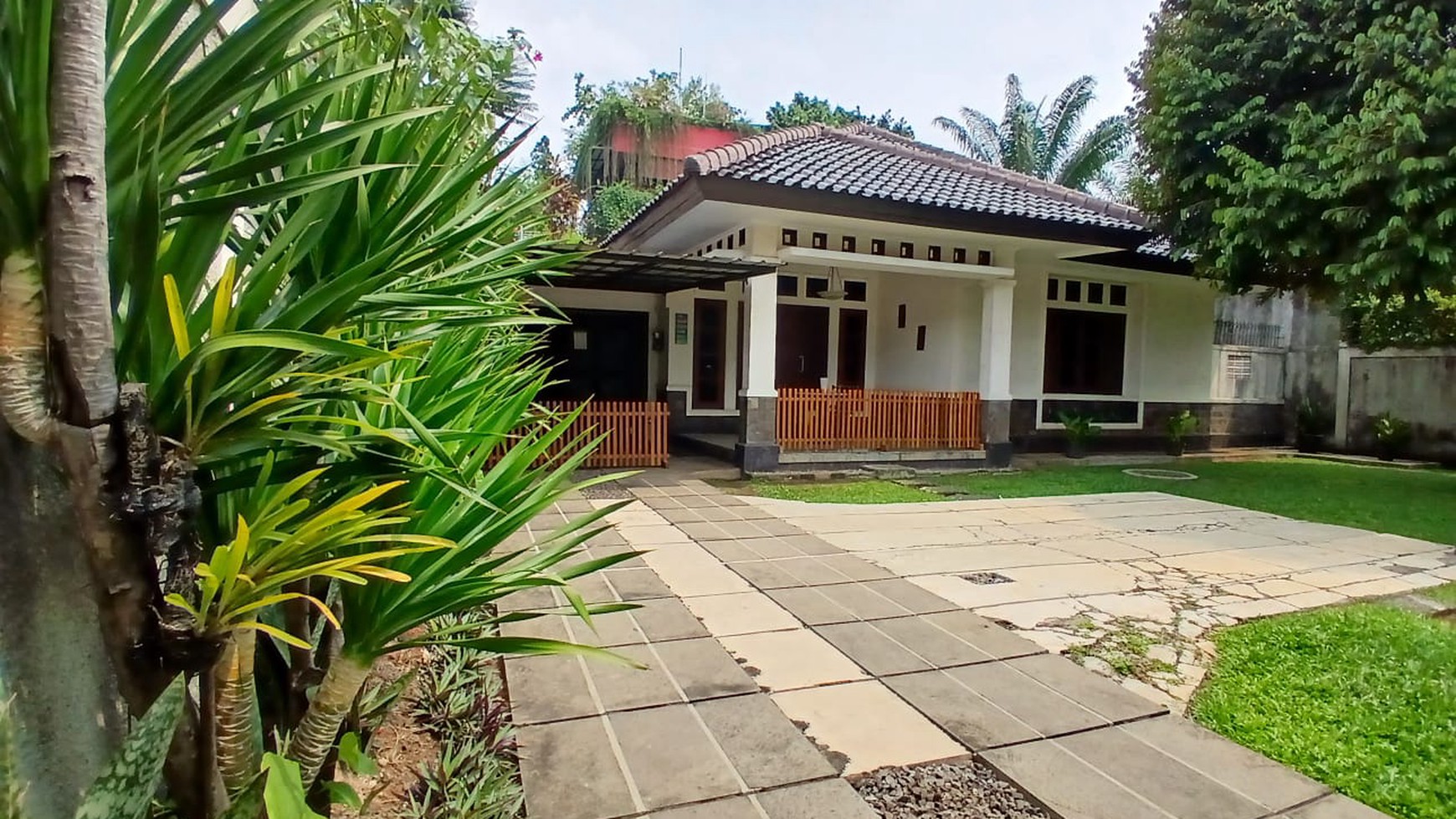 Dijual rumah di jl tarumanegara,cirendeu