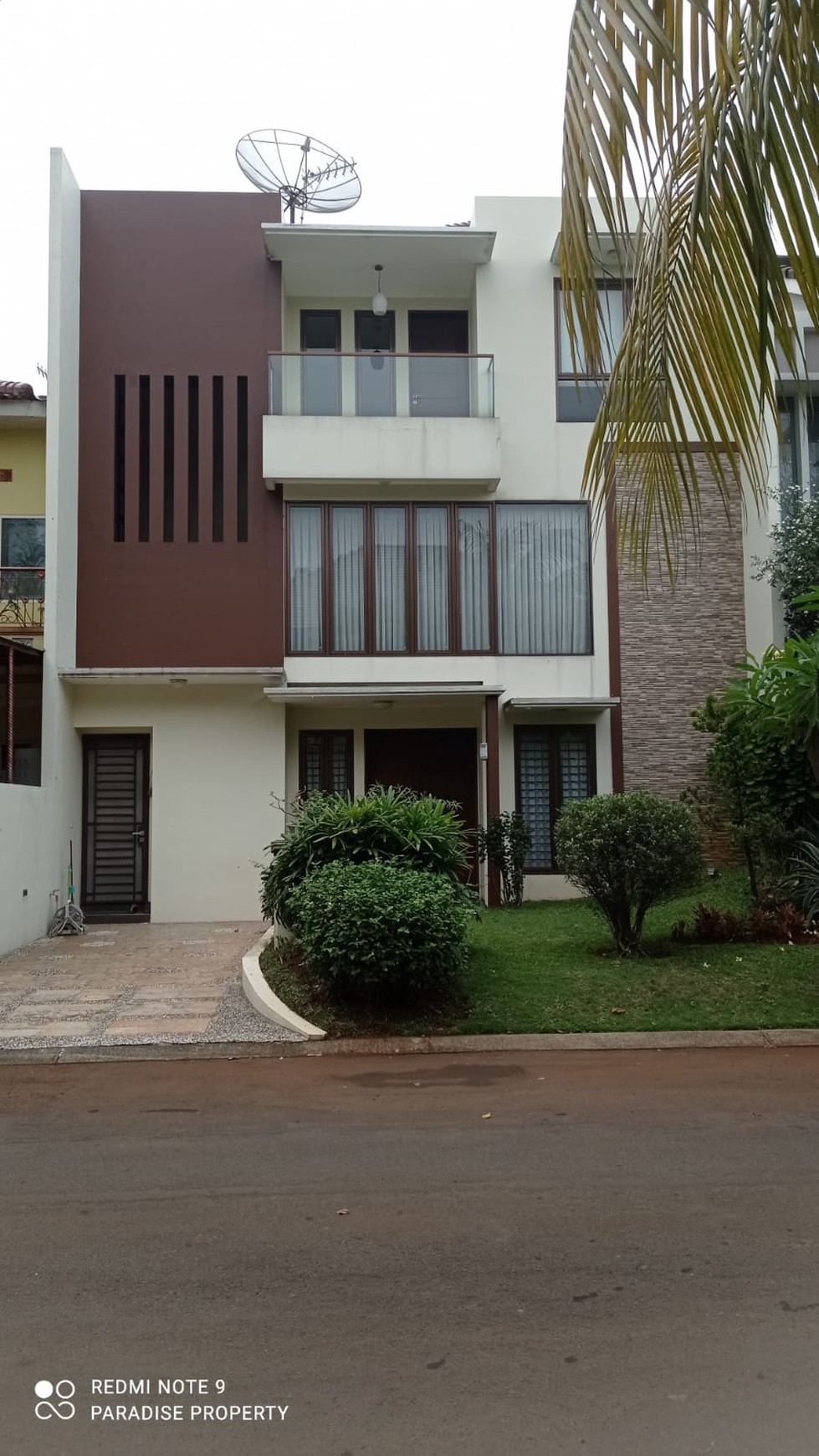 Rumah di PHG Summarecon, cluster Sapphire Gading Serpong jual semi furnish.