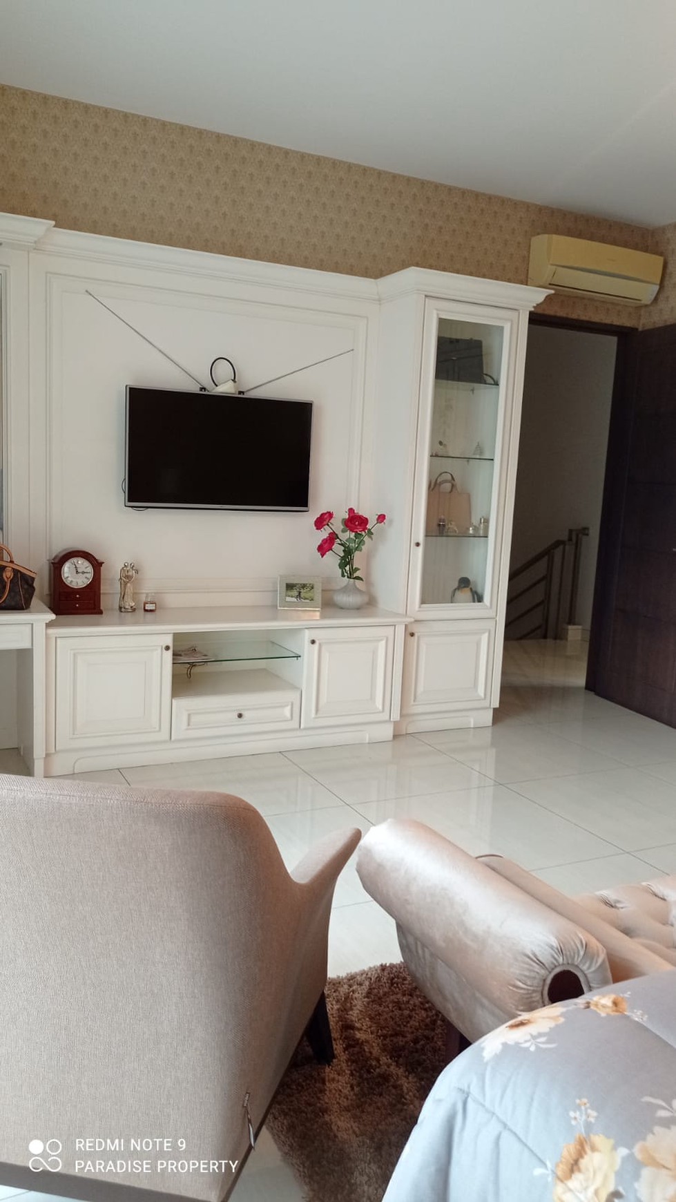 Rumah di PHG Summarecon, cluster Sapphire Gading Serpong jual semi furnish.