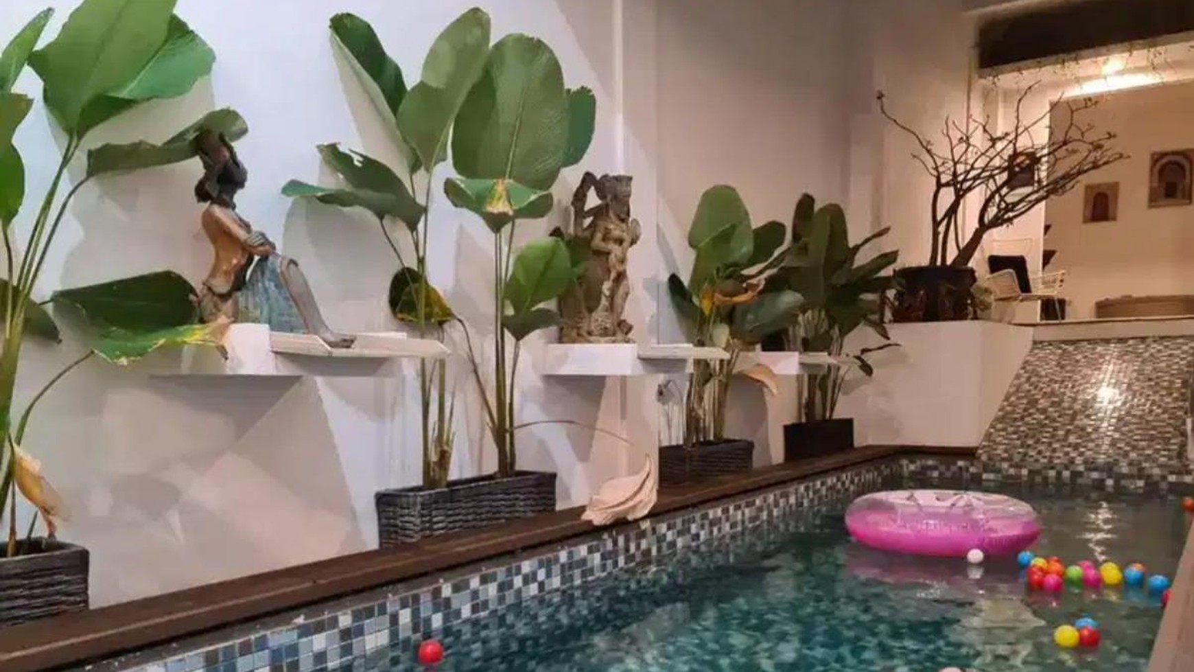 Rumah Bagus,ada kolam renang Di Jl Gelagah Raya Cirendeu Ciputat Timur Tangerang Selatan,