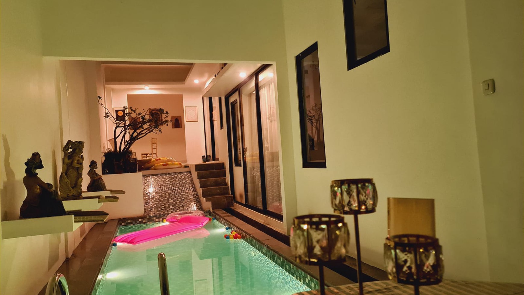 Rumah Bagus,ada kolam renang Di Jl Gelagah Raya Cirendeu Ciputat Timur Tangerang Selatan,