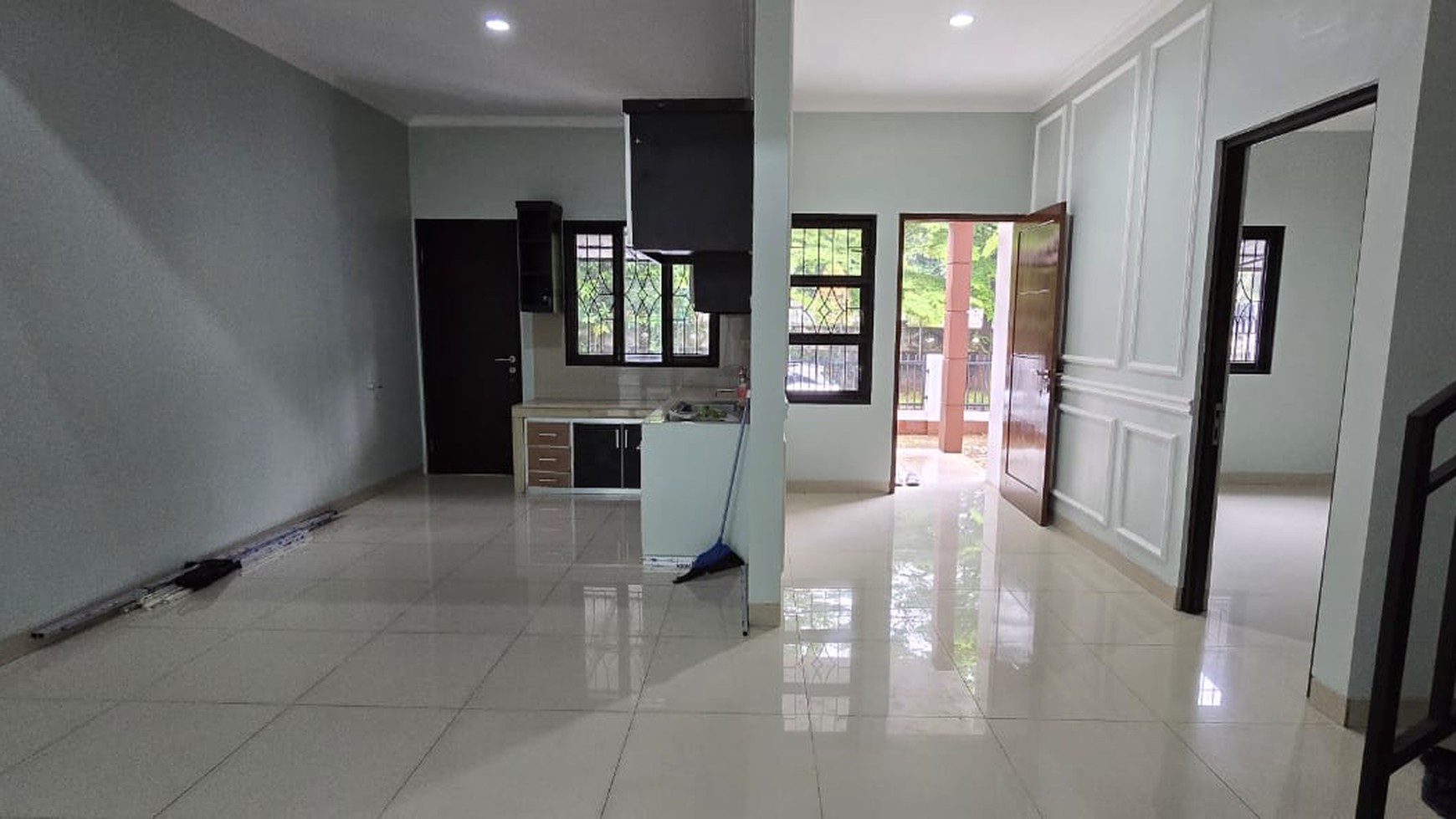 Rumah dalam semi cluster Kencana Loka BSD City, depan bukan rumah lain