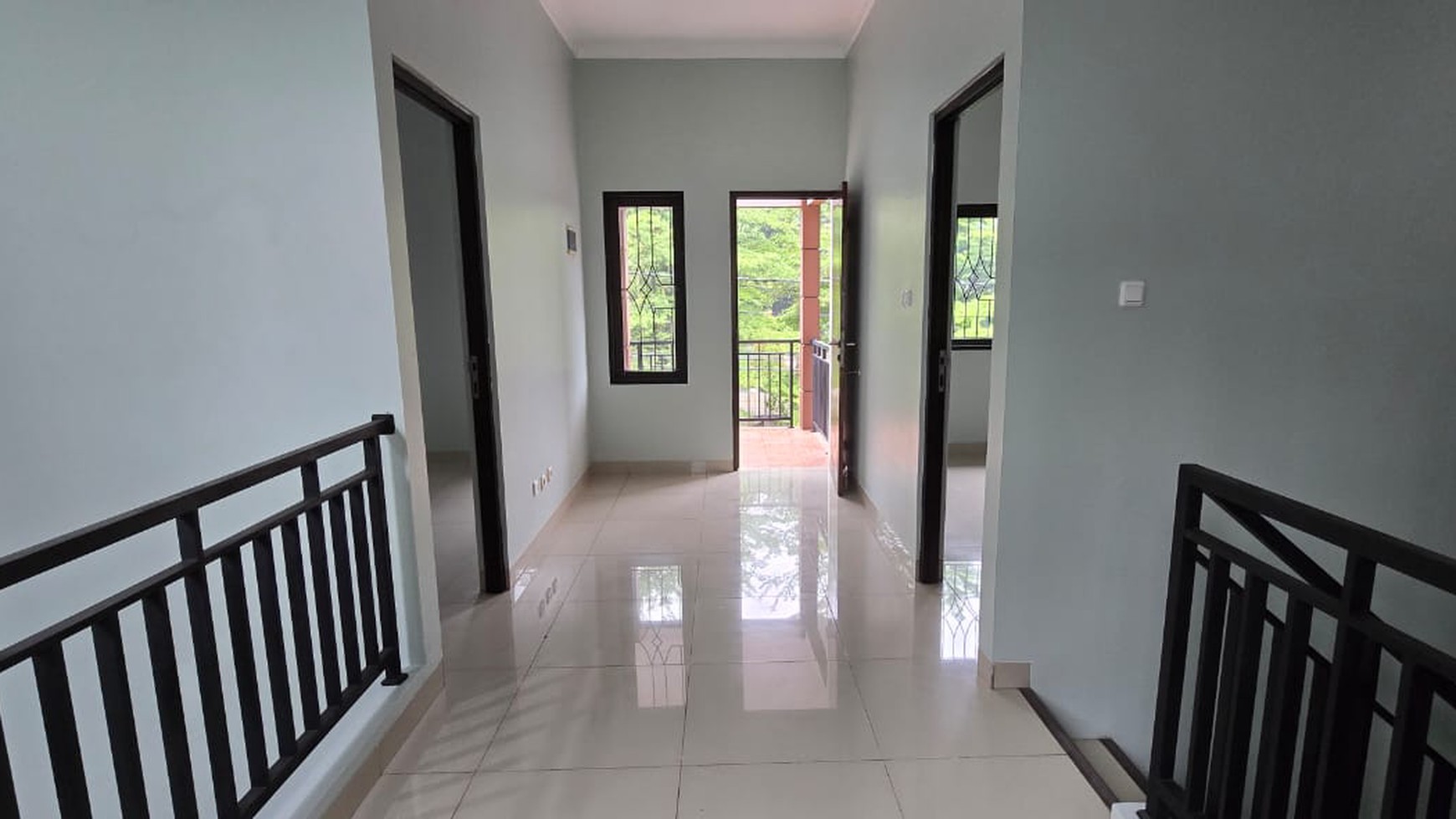 Rumah dalam semi cluster Kencana Loka BSD City, depan bukan rumah lain