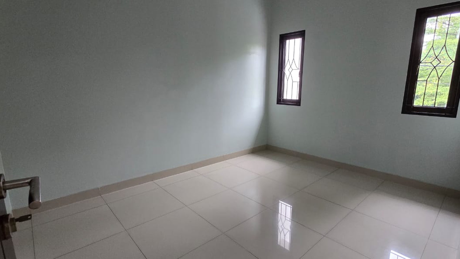 Rumah dalam semi cluster Kencana Loka BSD City, depan bukan rumah lain