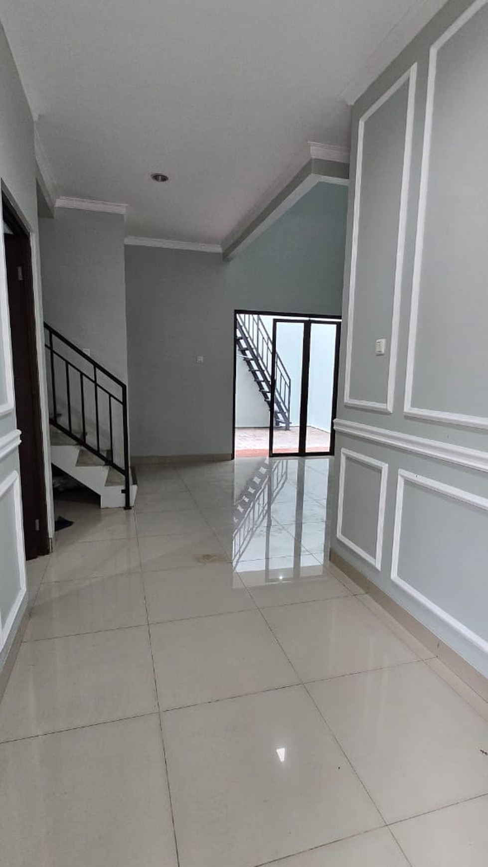 Rumah dalam semi cluster Kencana Loka BSD City, depan bukan rumah lain