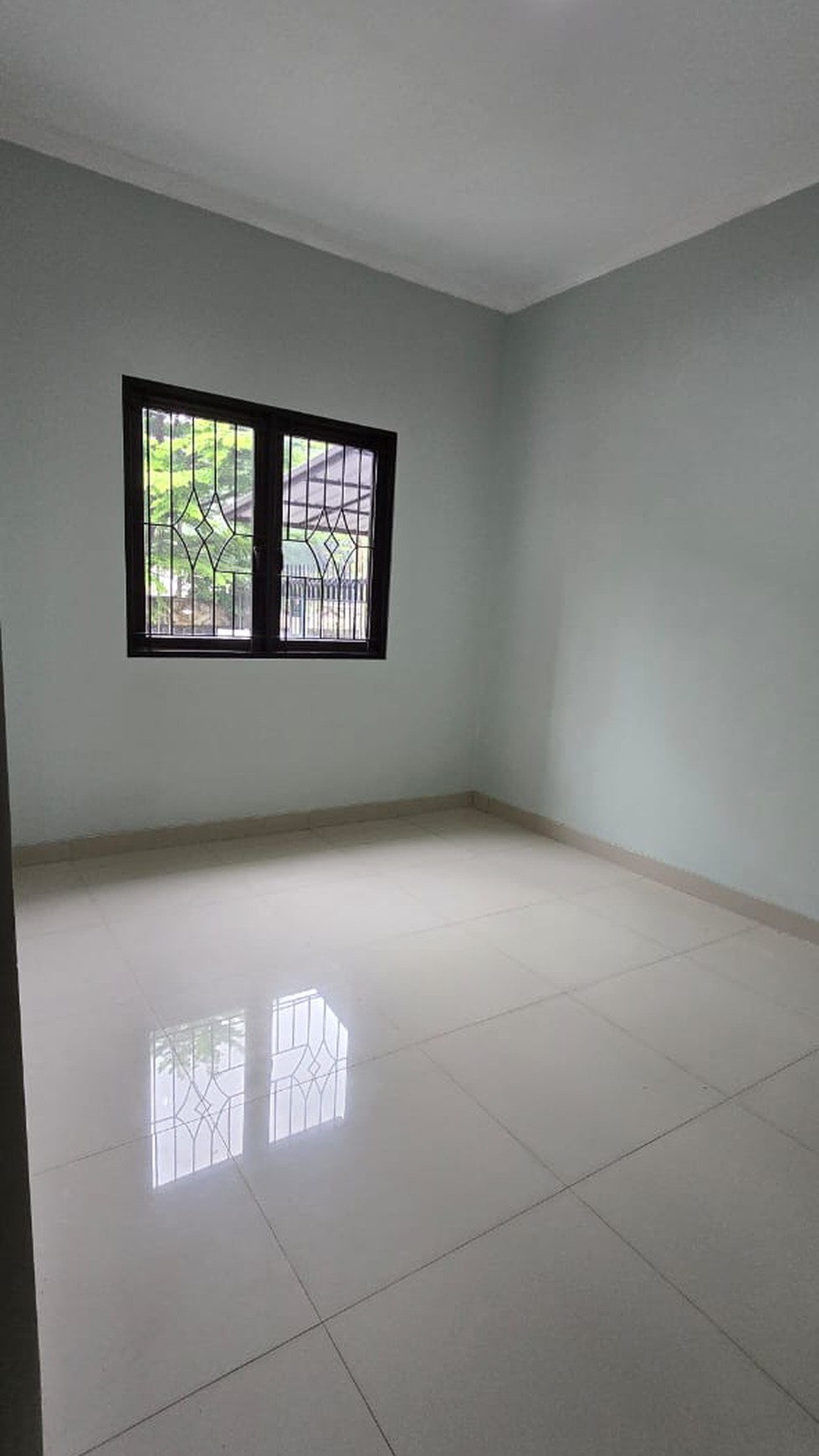 Rumah dalam semi cluster Kencana Loka BSD City, depan bukan rumah lain