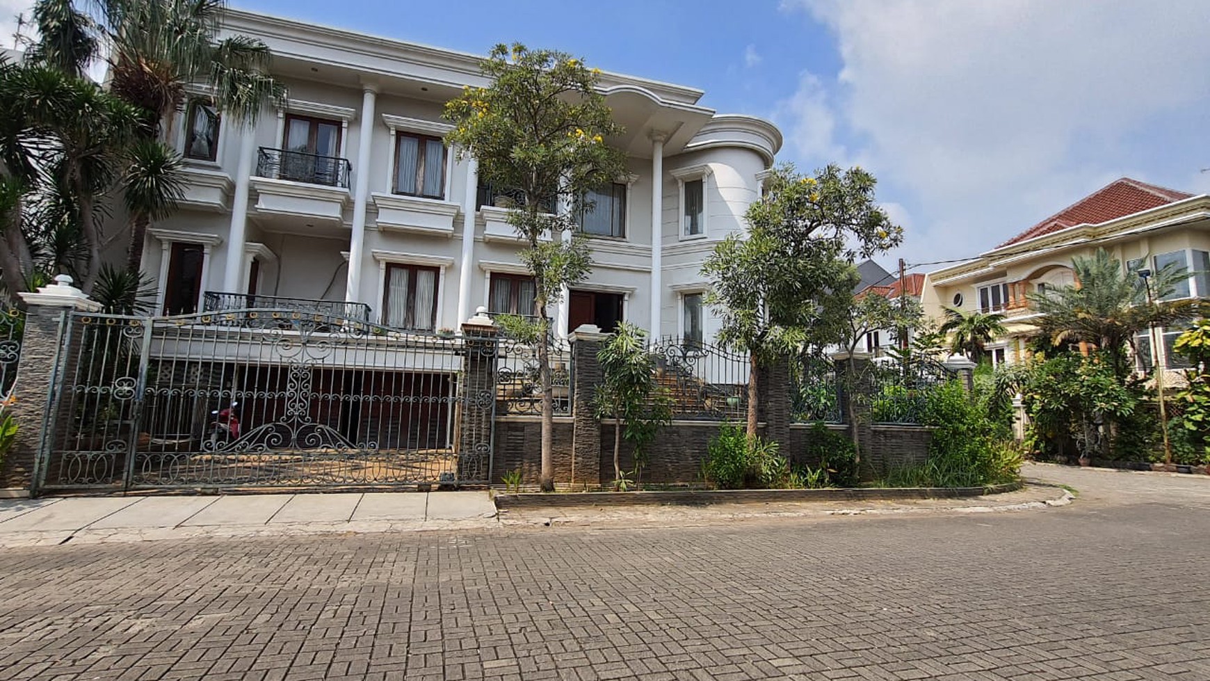 RUMAH HOEK FULL FURNISHED MEWAH DI KELAPA GADING - JAKARTA UTARA