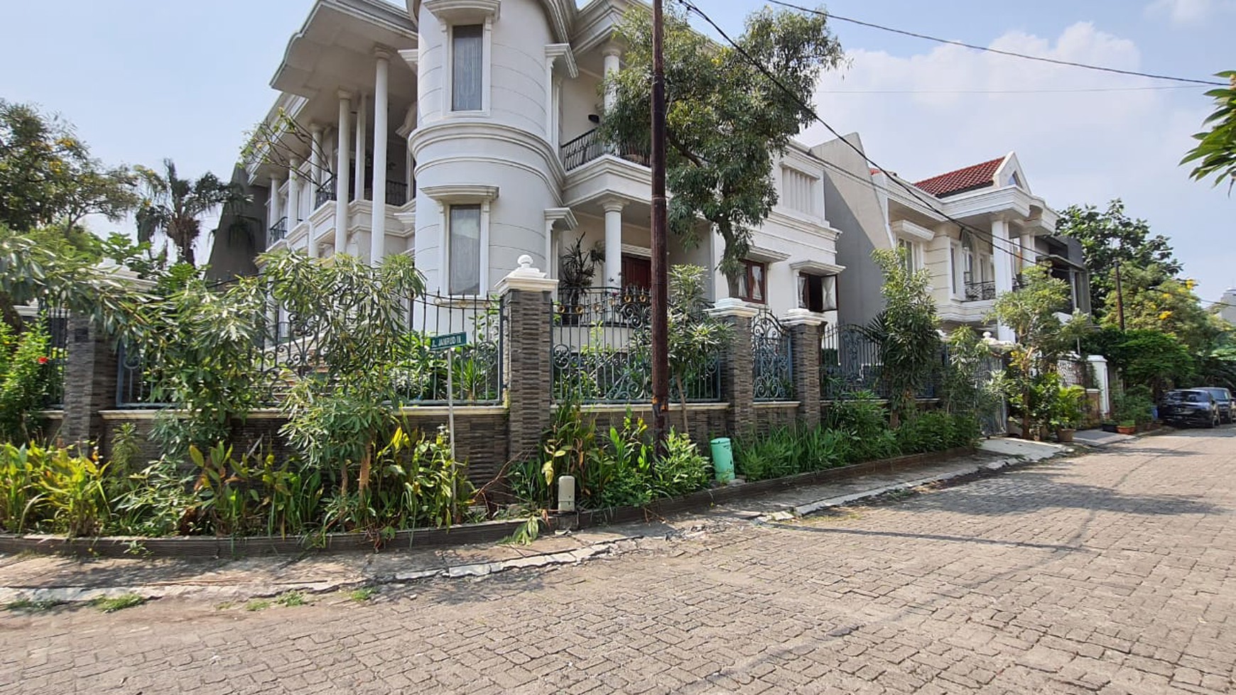 RUMAH HOEK FULL FURNISHED MEWAH DI KELAPA GADING - JAKARTA UTARA