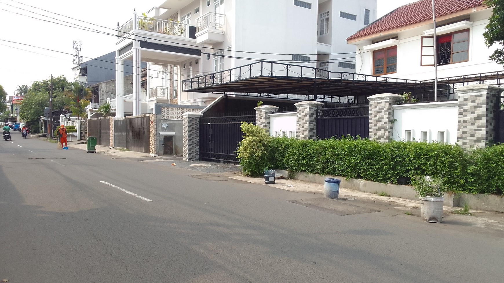 Rumah Besar 2 Lantai Berikut 14 Pintu Kos2an Dan Ada Kantor Di lantai 2 Strategis Di Manggarai Selatan Tebet Dekat Ke Terminal Manggarai Dan Mall Kokas