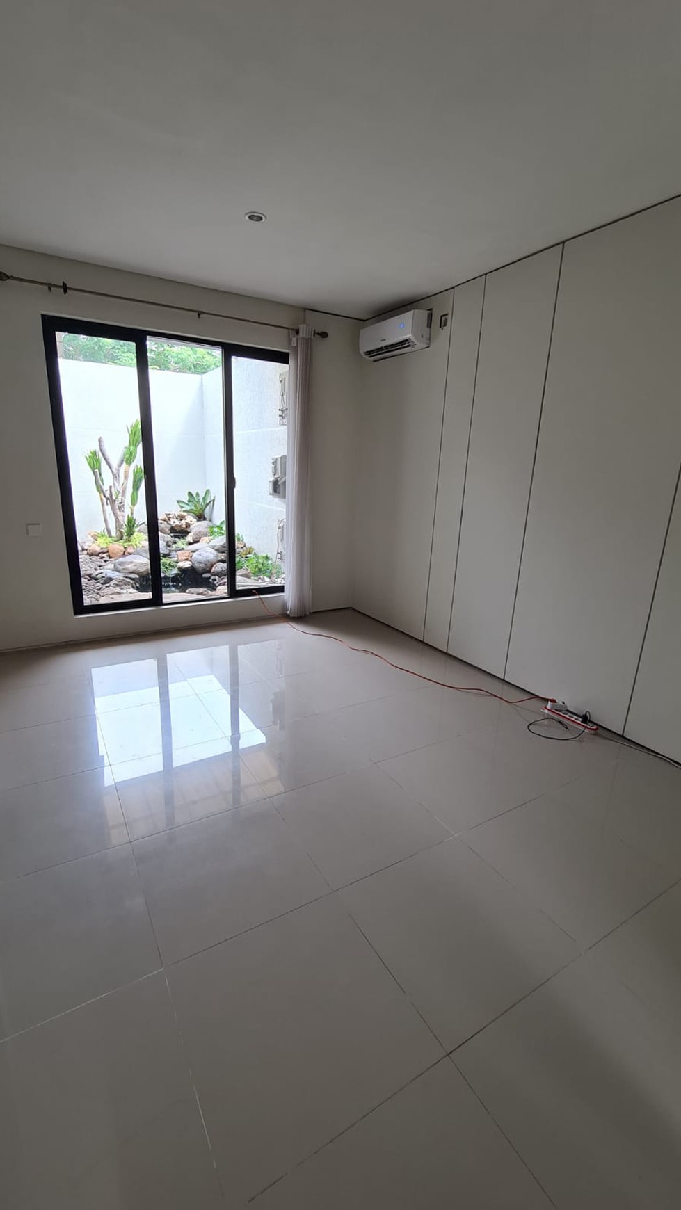 MURAH Disewakan Rumah North West Lake Citraland BONUS SEMI FURNITURE, Taman Asri , KOLAM IKAN