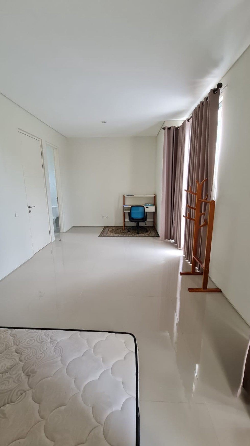 MURAH Disewakan Rumah North West Lake Citraland BONUS SEMI FURNITURE, Taman Asri , KOLAM IKAN