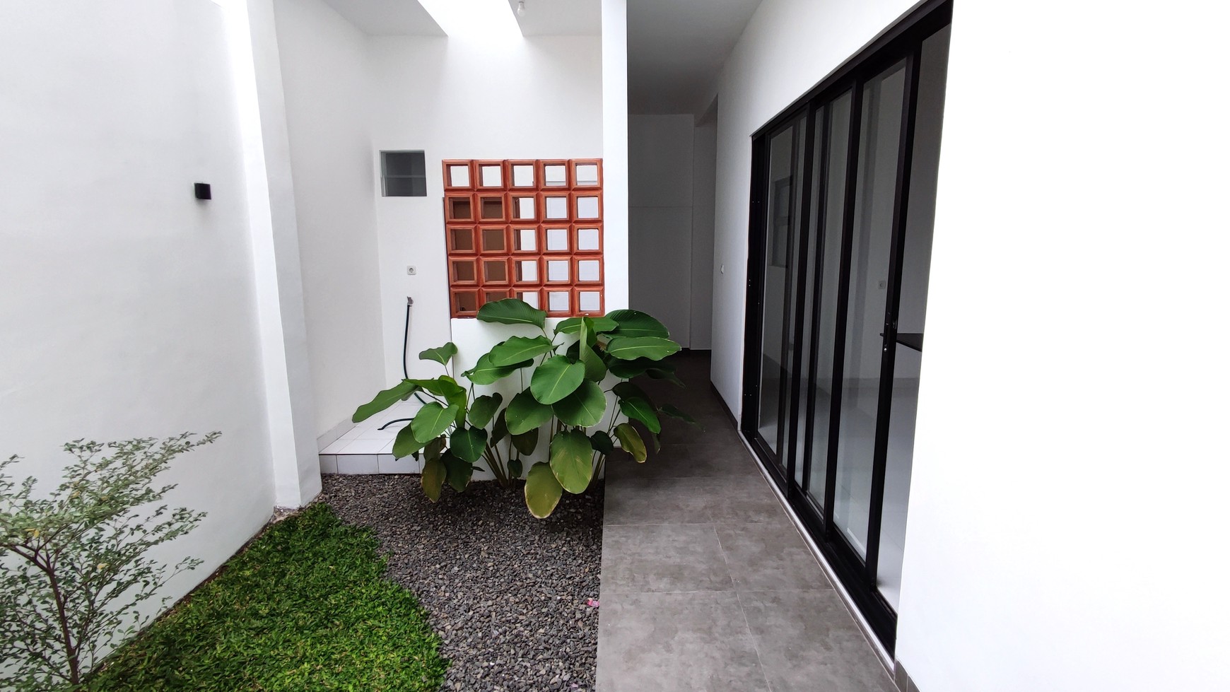 Istimewa. Rumah modern Griya Loka, BSD. 