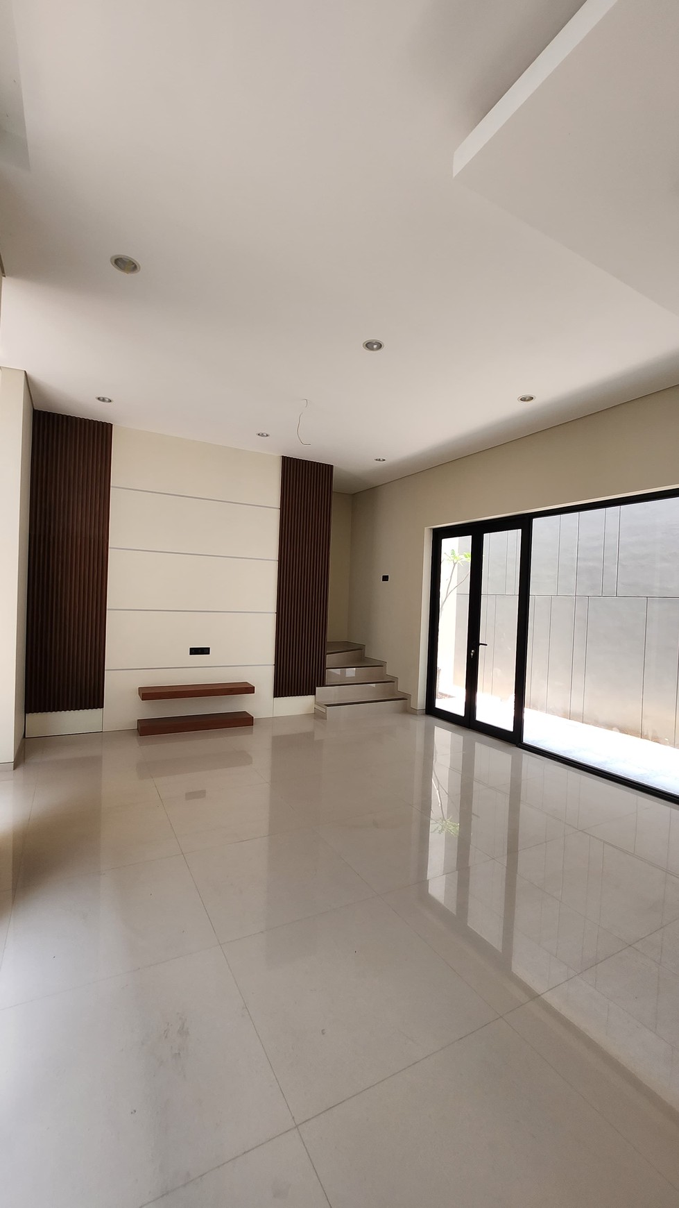 Dijual Rumah Graha Family Surabaya Barat New Baru Modern dekat Pakuwon Mall, National Hospital