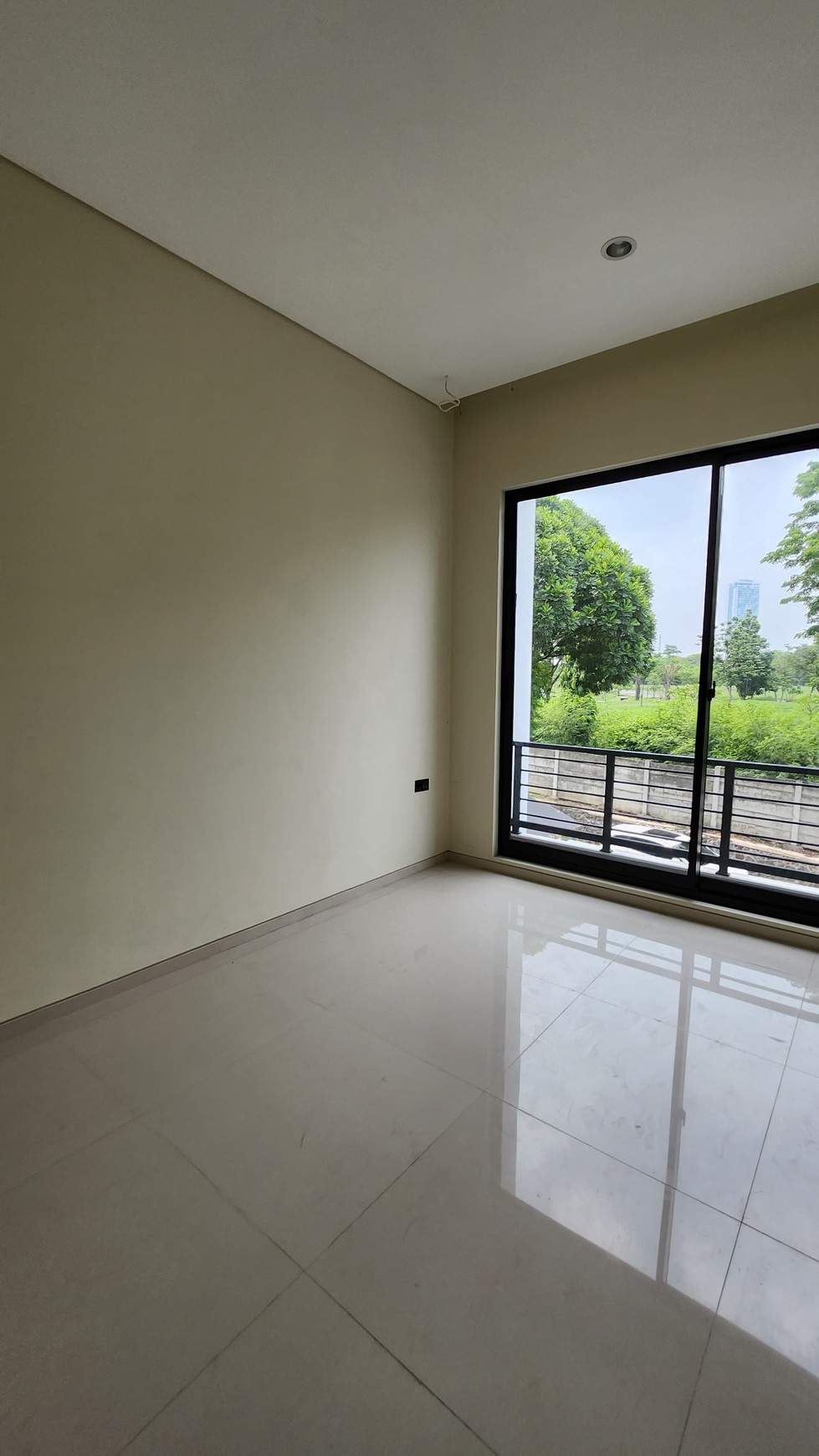 Dijual Rumah Graha Family Surabaya Barat New Baru Modern dekat Pakuwon Mall, National Hospital