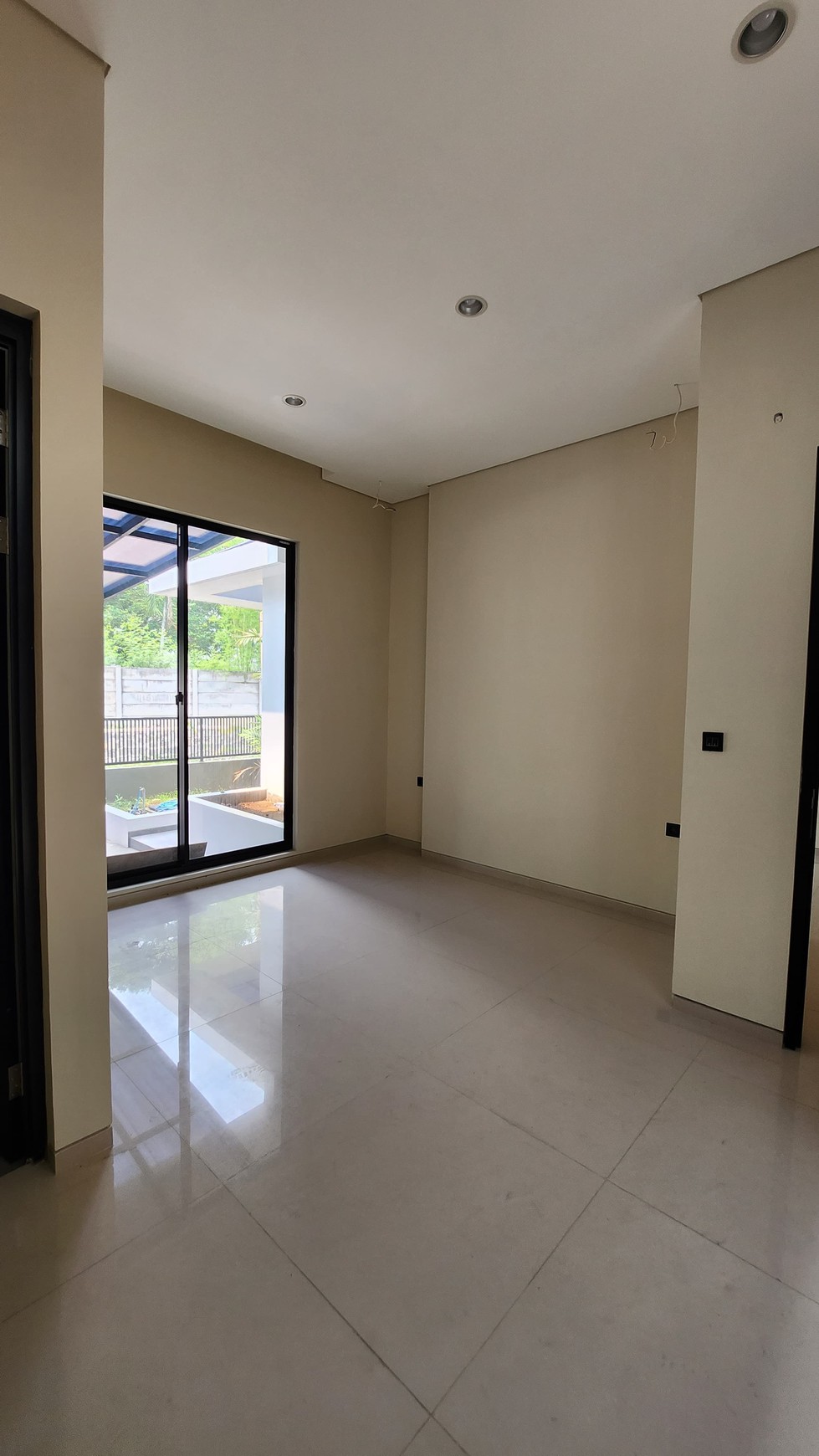 Dijual Rumah Graha Family Surabaya Barat New Baru Modern dekat Pakuwon Mall, National Hospital