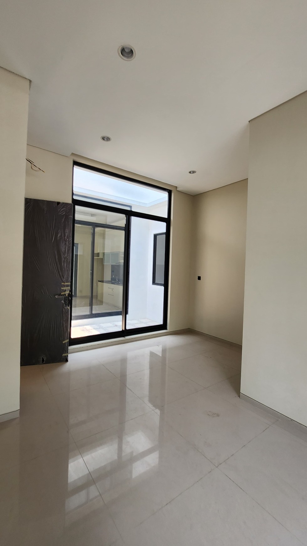 Dijual Rumah Graha Family Surabaya Barat New Baru Modern dekat Pakuwon Mall, National Hospital