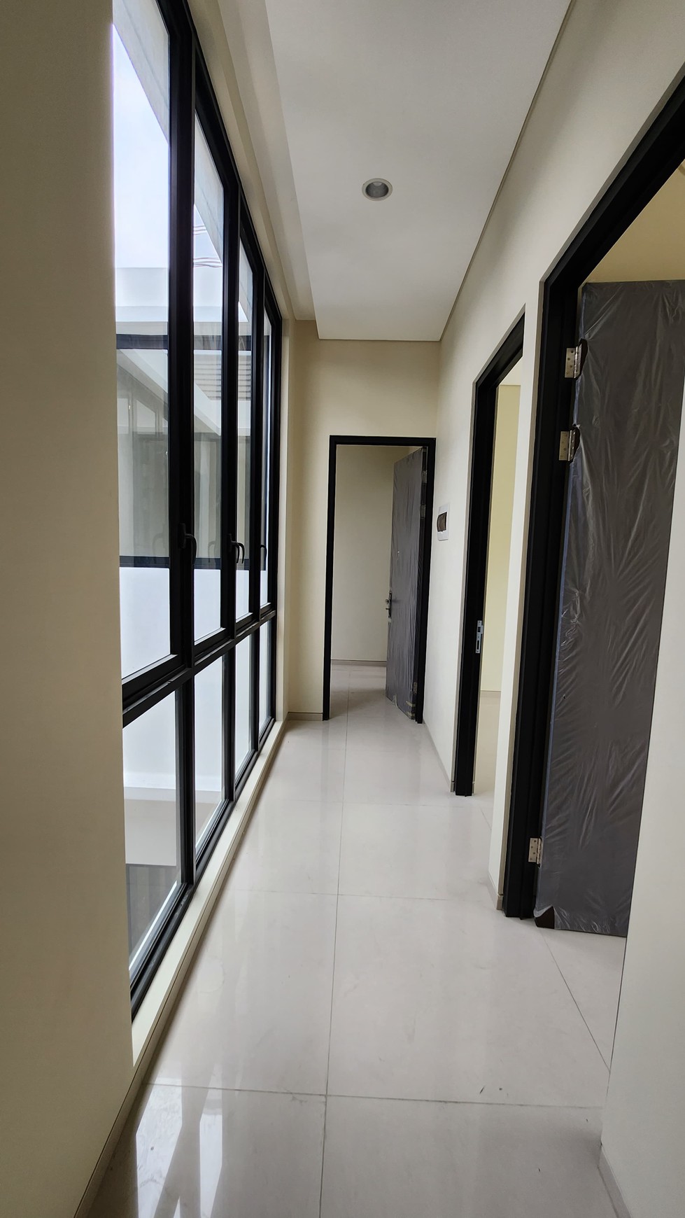 Dijual Rumah Graha Family Surabaya Barat New Baru Modern dekat Pakuwon Mall, National Hospital