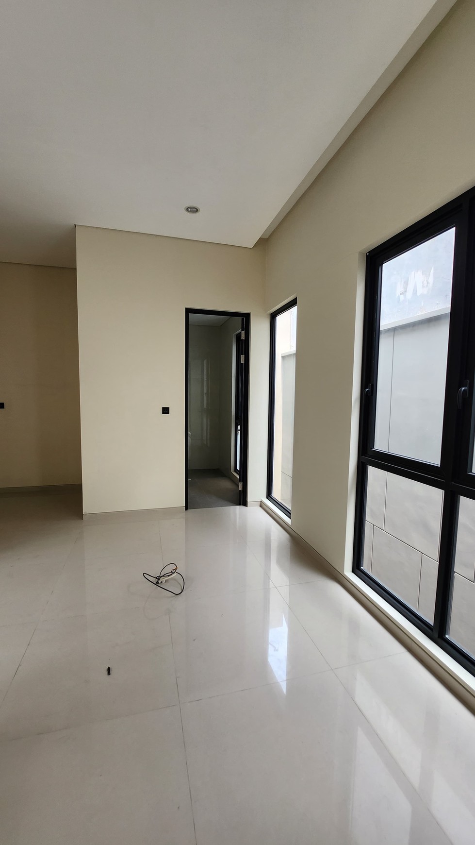 Dijual Rumah Graha Family Surabaya Barat New Baru Modern dekat Pakuwon Mall, National Hospital