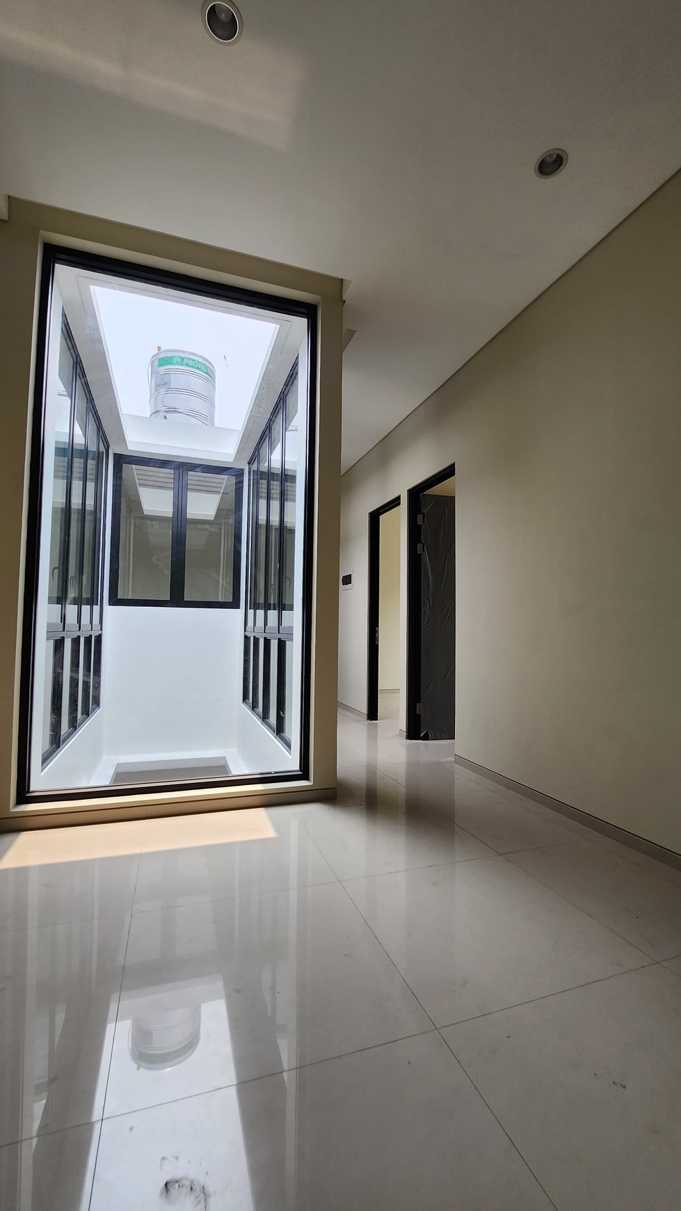 Dijual Rumah Graha Family Surabaya Barat New Baru Modern dekat Pakuwon Mall, National Hospital