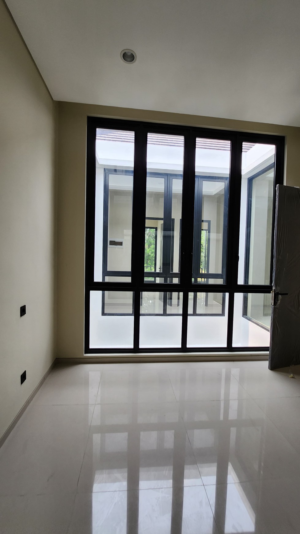 Dijual Rumah Graha Family Surabaya Barat New Baru Modern dekat Pakuwon Mall, National Hospital