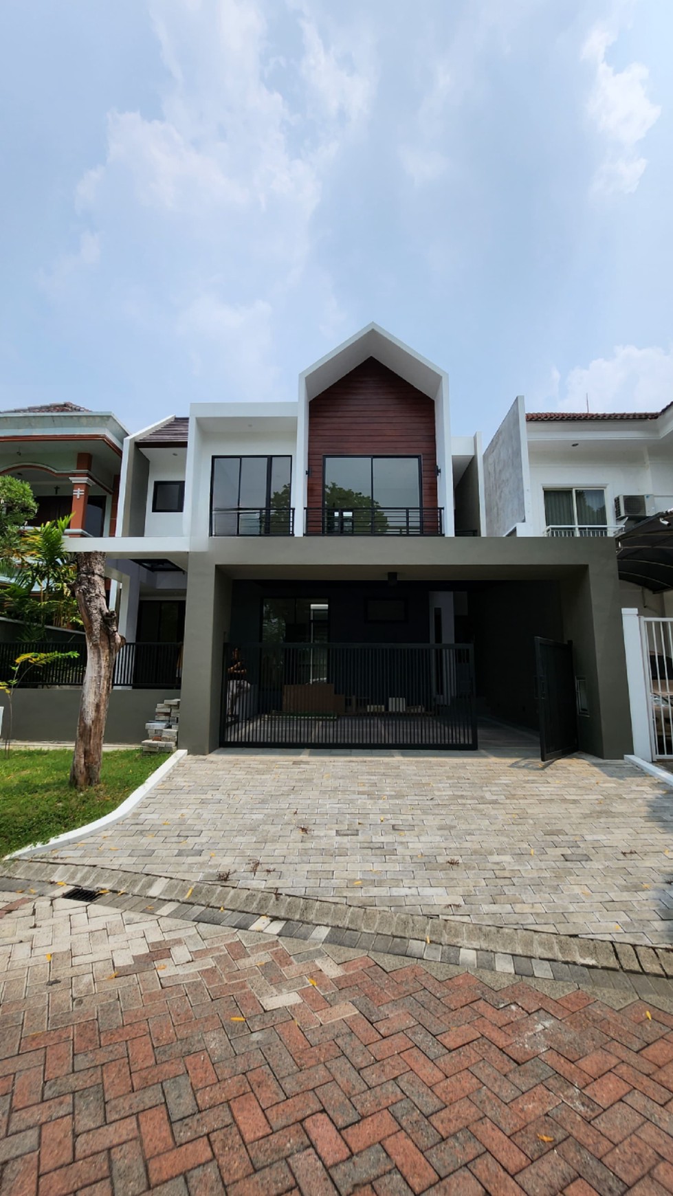 Dijual Rumah Graha Family Surabaya Barat New Baru Modern dekat Pakuwon Mall, National Hospital