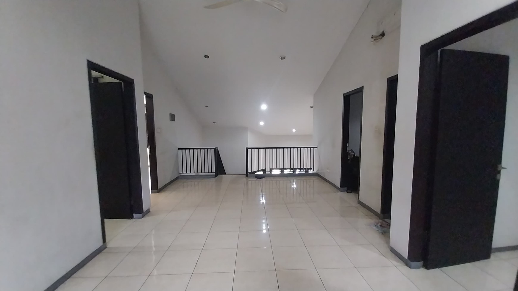 Dijual Rumah 2 Lantai di Pondok Indah, 5 Kamar Tidur Lokasi Strategis