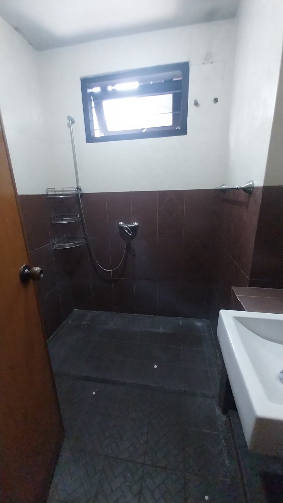 Dijual Rumah 2 Lantai di Pondok Indah, 5 Kamar Tidur Lokasi Strategis