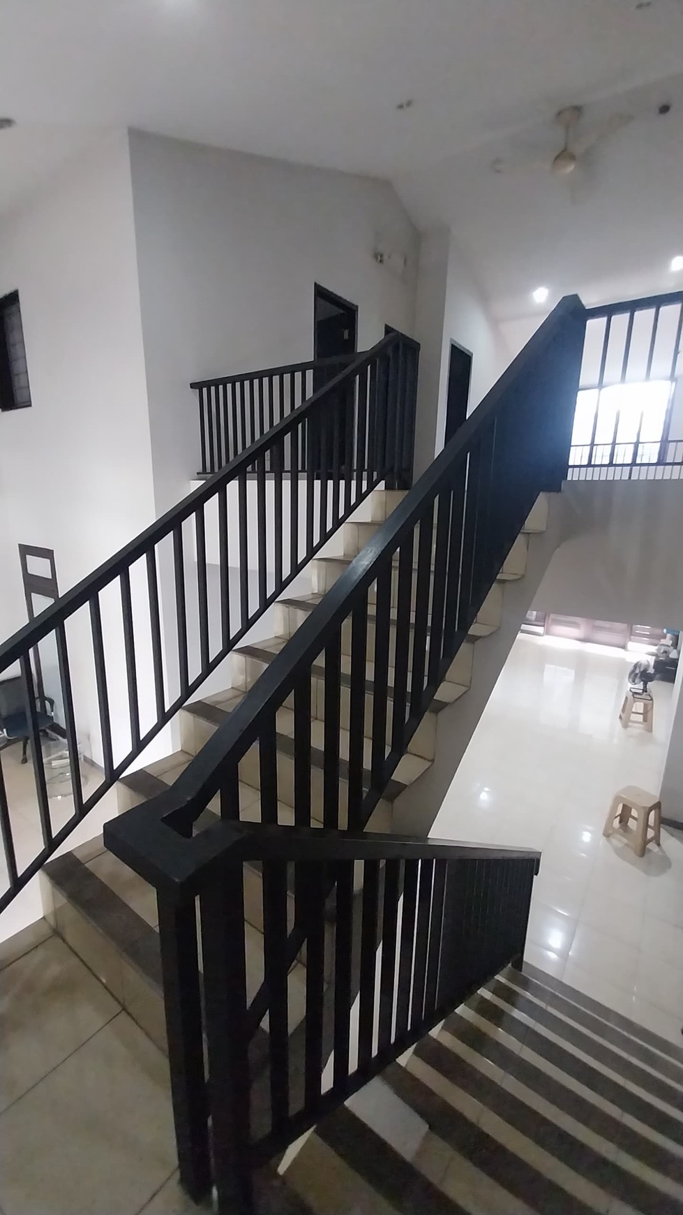 Dijual Rumah 2 Lantai di Pondok Indah, 5 Kamar Tidur Lokasi Strategis