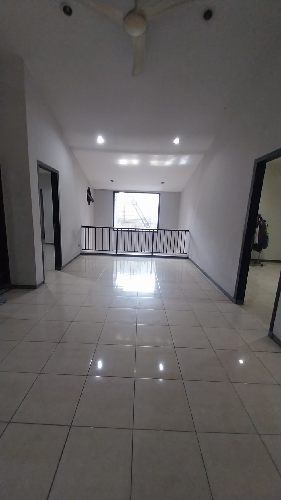 Dijual Rumah 2 Lantai di Pondok Indah, 5 Kamar Tidur Lokasi Strategis