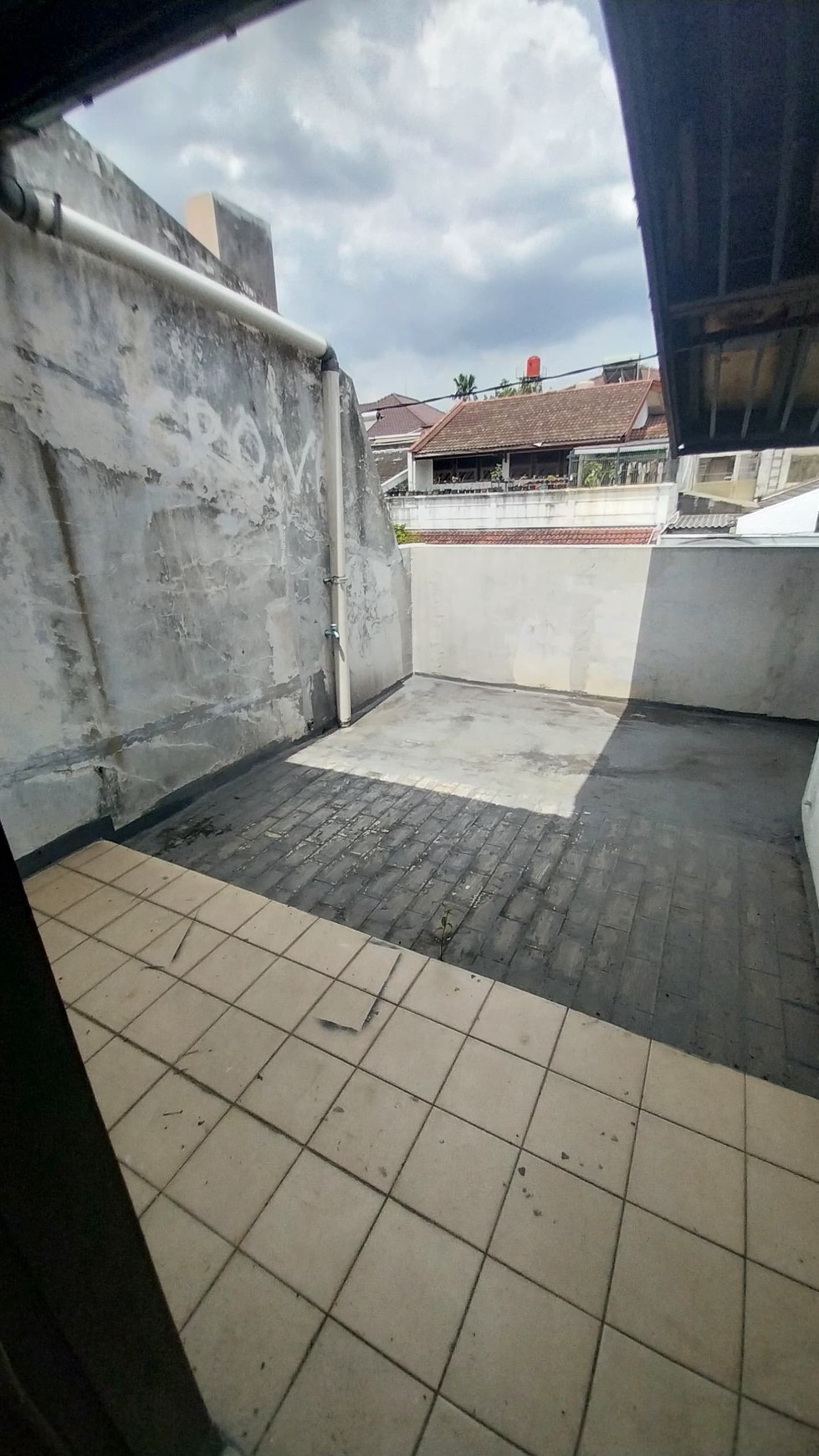 Dijual Rumah 2 Lantai di Pondok Indah, 5 Kamar Tidur Lokasi Strategis