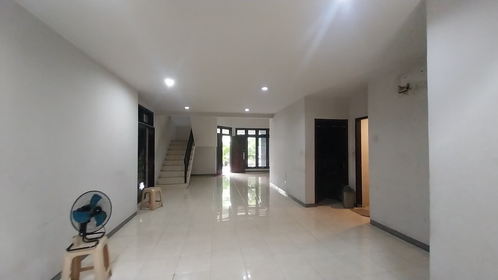 Dijual Rumah 2 Lantai di Pondok Indah, 5 Kamar Tidur Lokasi Strategis