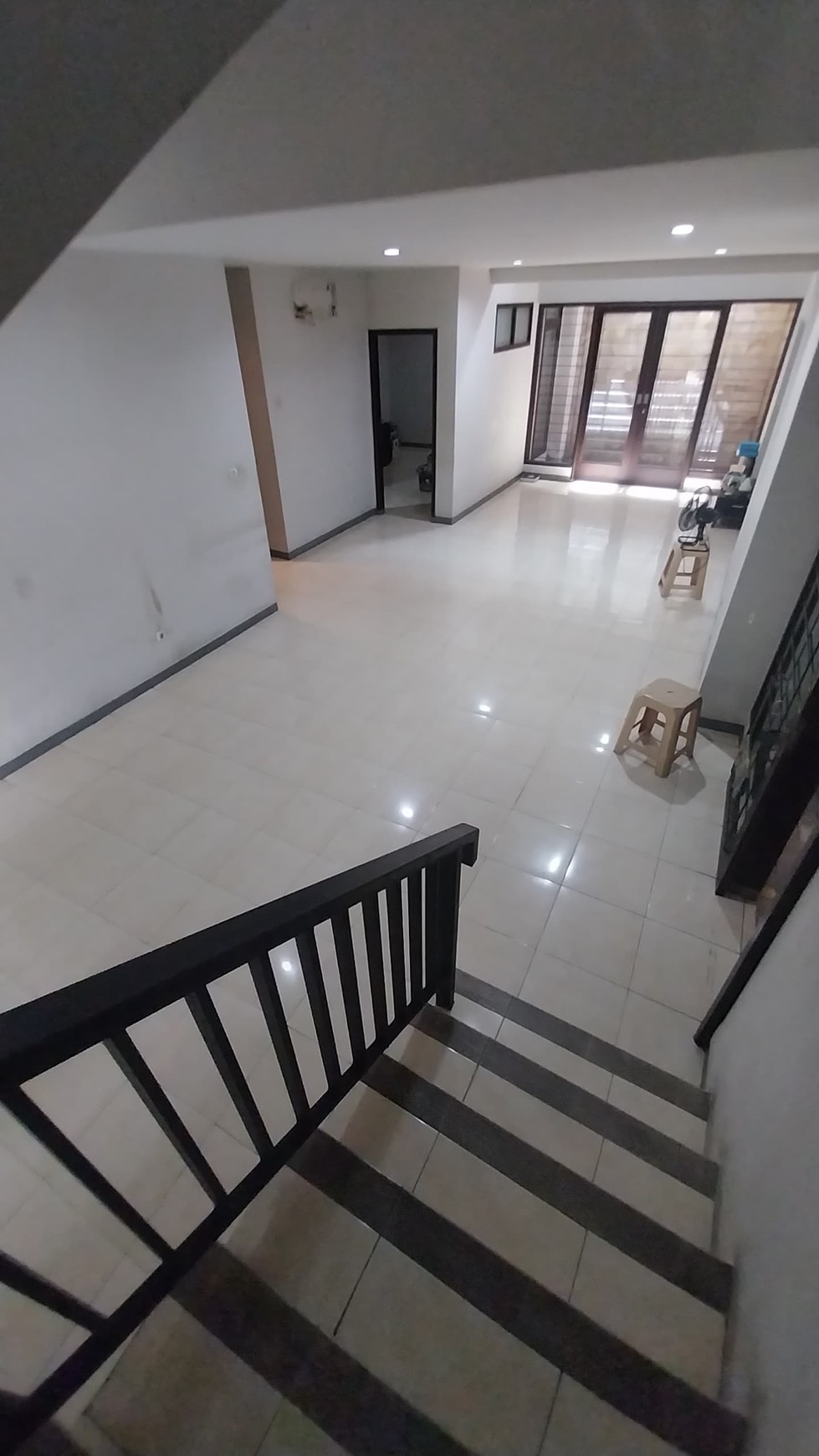 Dijual Rumah 2 Lantai di Pondok Indah, 5 Kamar Tidur Lokasi Strategis